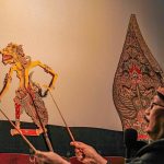 Pagelaran wayang kulit.