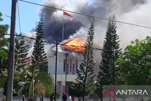 Demonstran Rusak serta Bakar Kantor Bupati dan DPRD Pohuwato
