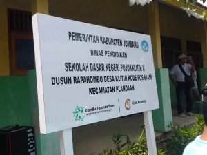 Jatuh Bangun Seorang Guru Lewati Jalan Curam Demi Sampai ke Sekolah