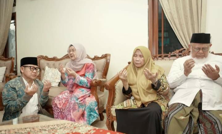 Gus Imin Sungkem ke Ibunda Sebelum Memulai Kampanye. (FOTO : Facebook Muhaimin Iskandar)