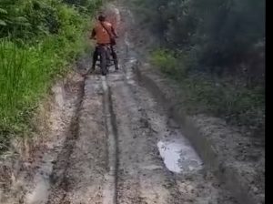 Musim Hujan Jarak Tempuh Menuju Dusun Rapah Omboh Jombang Makan Waktu 5 Jam