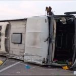 Bus Terguling Di Tol Cipali. (FOTO : detikcom)