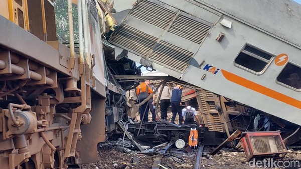Kereta Yang Tabrakan Di Cicalengka Kabupaten Bandung. (FOTO : detikcom)