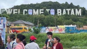 Spanduk Prabowo-Gibran Mampang di Monumen Welcome To Batam