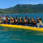 Mahasiswa Unipdu Jombang Liburan ke Pantai dan Asik Naik Banana Boat. (Istimewa)