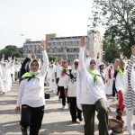 Ribuan jemaah haji asal Jakarta mengikuti Launching Senam Haji Indonesia di Asrama Haji Pondok Gede, Minggu (28/4/2024)