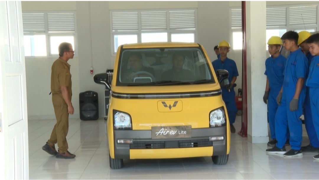 Hadiah Presiden Joko Widodo saat berkunjung ke SMK Negeri 1 Rangas, Kabupaten Mamuju, Provinsi Sulawesi Barat.