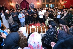 Presiden Jokowi Takziah Ke Rumah Duka Almarhumah Mooryati Soedibyo.