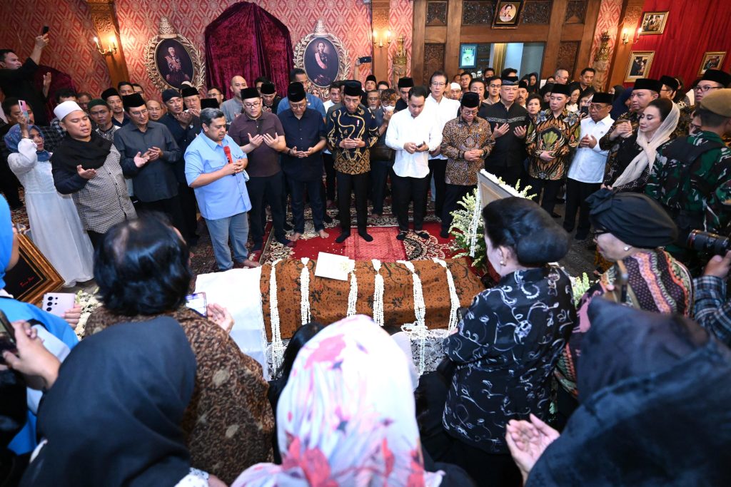 Presiden Jokowi Takziah Ke Rumah Duka Almarhumah Mooryati Soedibyo.