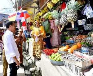 Presiden Jokowi Tinjau Pasar Tumpah Mamasa, Cek Harga dan Infrastruktur Pasar