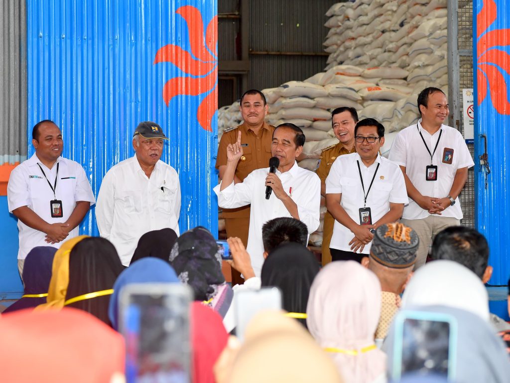 Presiden Jokowi Tinjau Stok Beras Dan Serahkan Bantuan Pangan Di Kabupaten Bungo