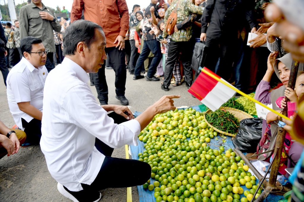 Presiden Jokowi meninjau Pasar Muarao Bungo, Rabu (04/04/2024), di Jambi.