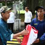 Presiden Jokowi menyaksikan penyerahan bantuan paket sembako bagi masyarakat di sekitar Kompleks Istana Kepresidenan Bogor, Jawa Barat.