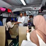 Presiden Jokowi tinjau arus mudik Lebaran di Stasiun Pasar Senen, Jakarta.