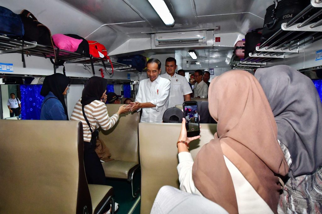 Presiden Jokowi tinjau arus mudik Lebaran di Stasiun Pasar Senen, Jakarta.