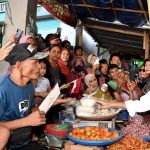 Presiden Joko Widodo meninjau ketersediaan dan harga sejumlah kebutuhan pokok di Pasar Seketeng, Kabupaten Sumbawa, Provinsi Nusa Tenggara Barat, Kamis, 2 Mei 2024.