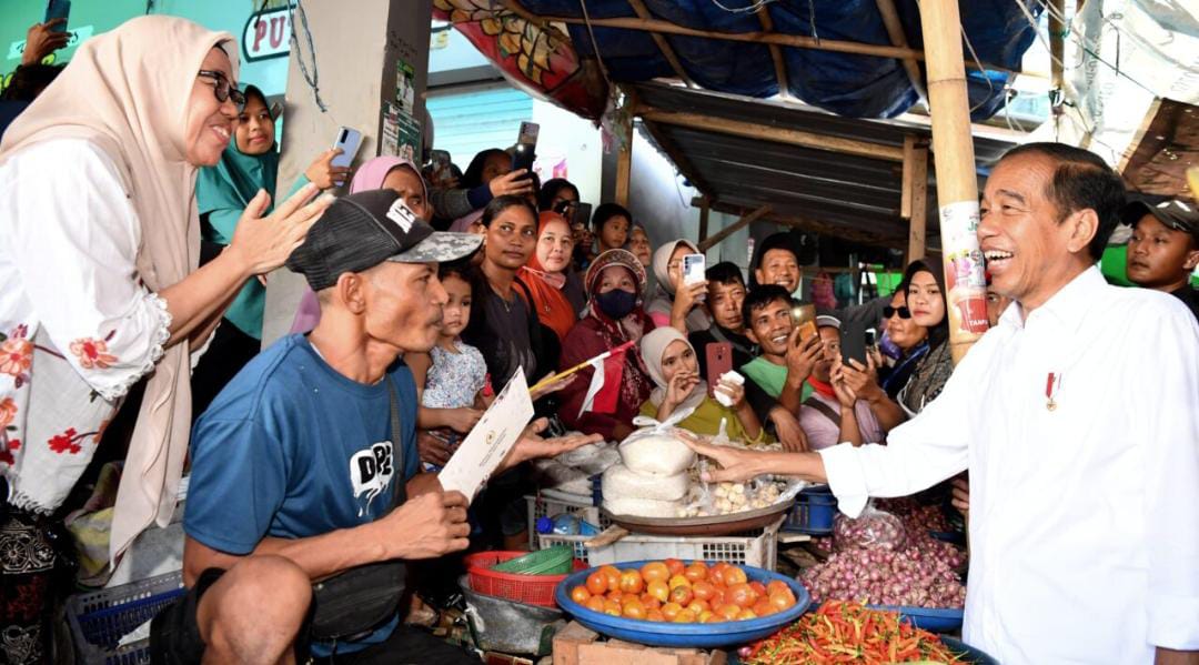 Presiden Joko Widodo meninjau ketersediaan dan harga sejumlah kebutuhan pokok di Pasar Seketeng, Kabupaten Sumbawa, Provinsi Nusa Tenggara Barat, Kamis, 2 Mei 2024.