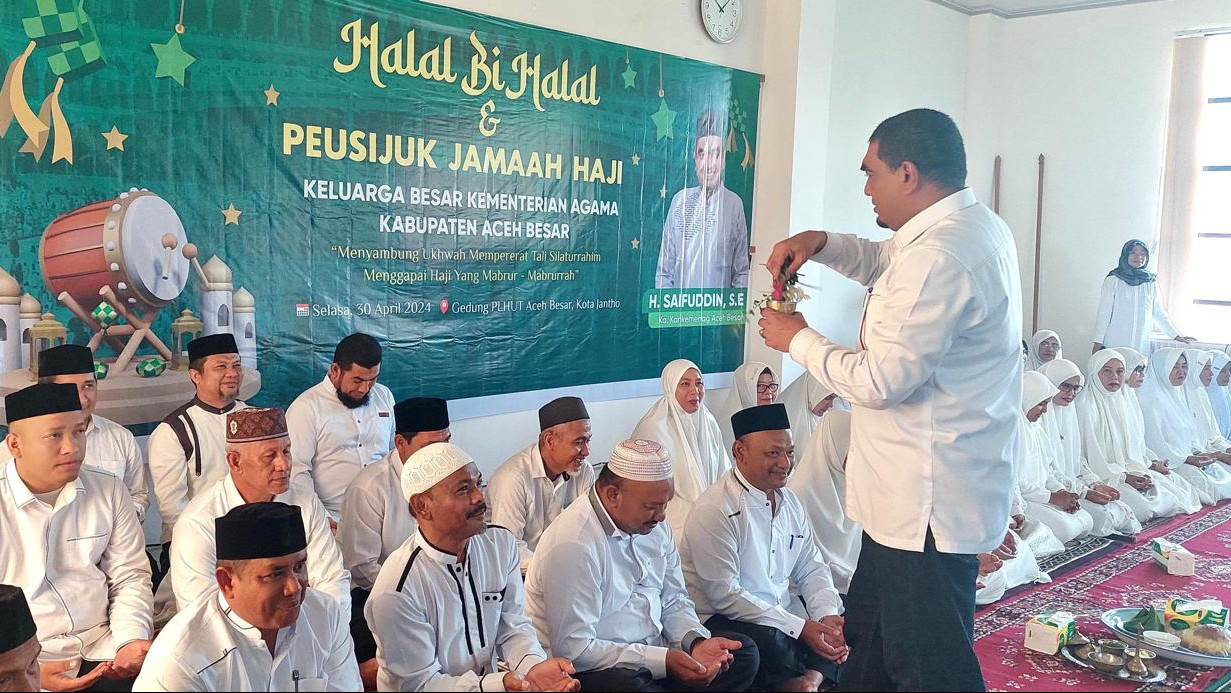 Tradisi Peusijuek (tepung tawari) di Aceh Besar.