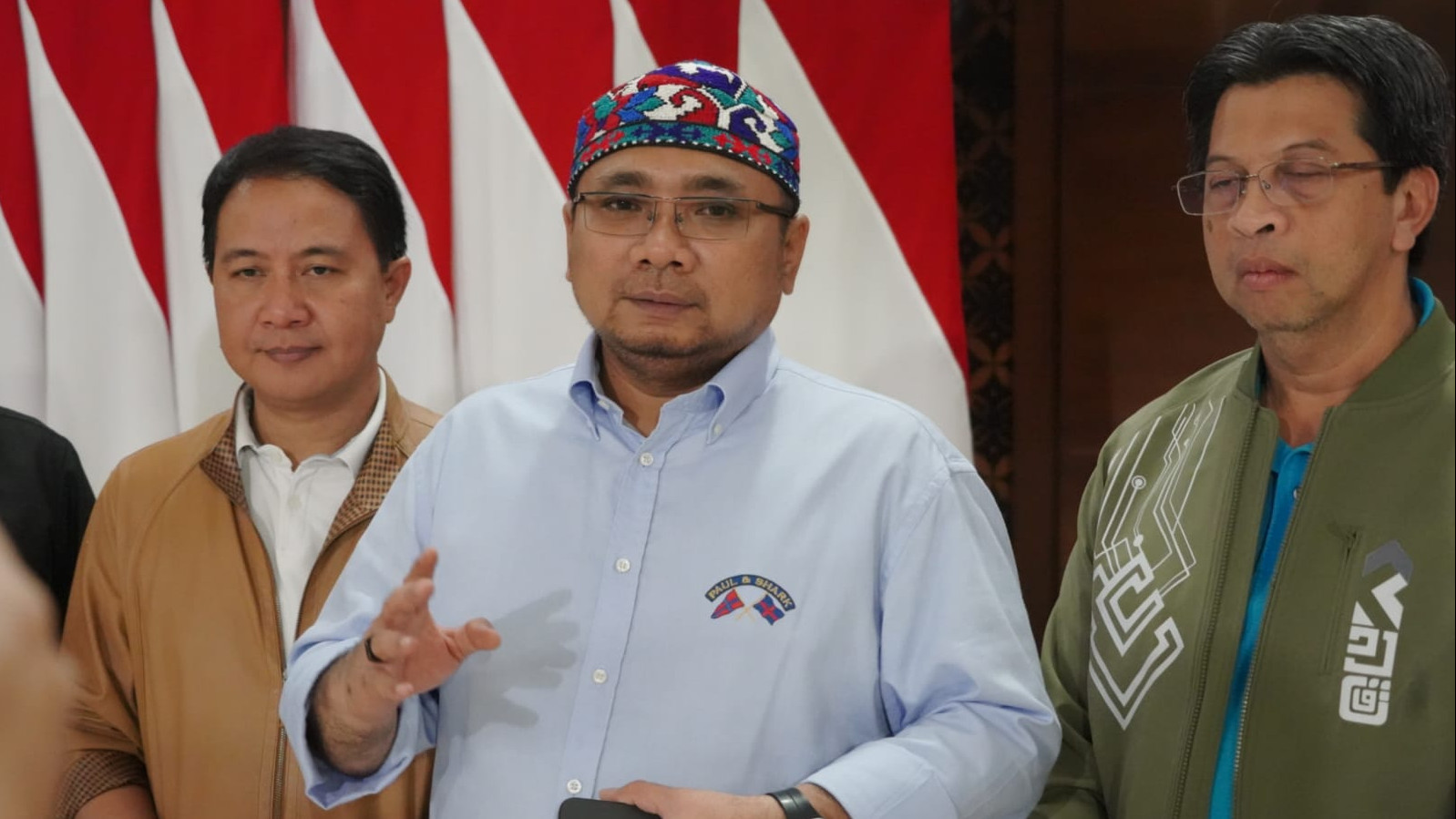 Menag Yaqut Cholil Qoumas di Bandara Soetta jelang bertolak ke Jeddah.