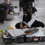 Salah seorang petugas haji sedang menyiapkan barang bawaannya jelang pemberangkatan, di Asrama Haji Pondok Gede, Jakarta.