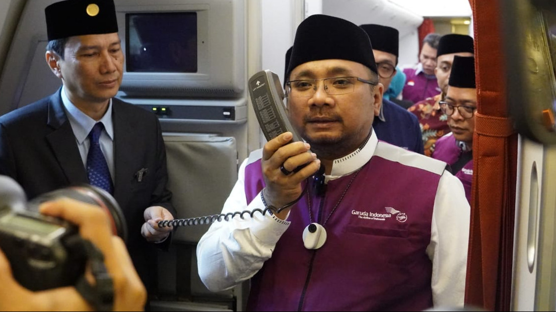 Menag saat melepas jemaah haji kloter pertama di pesawat