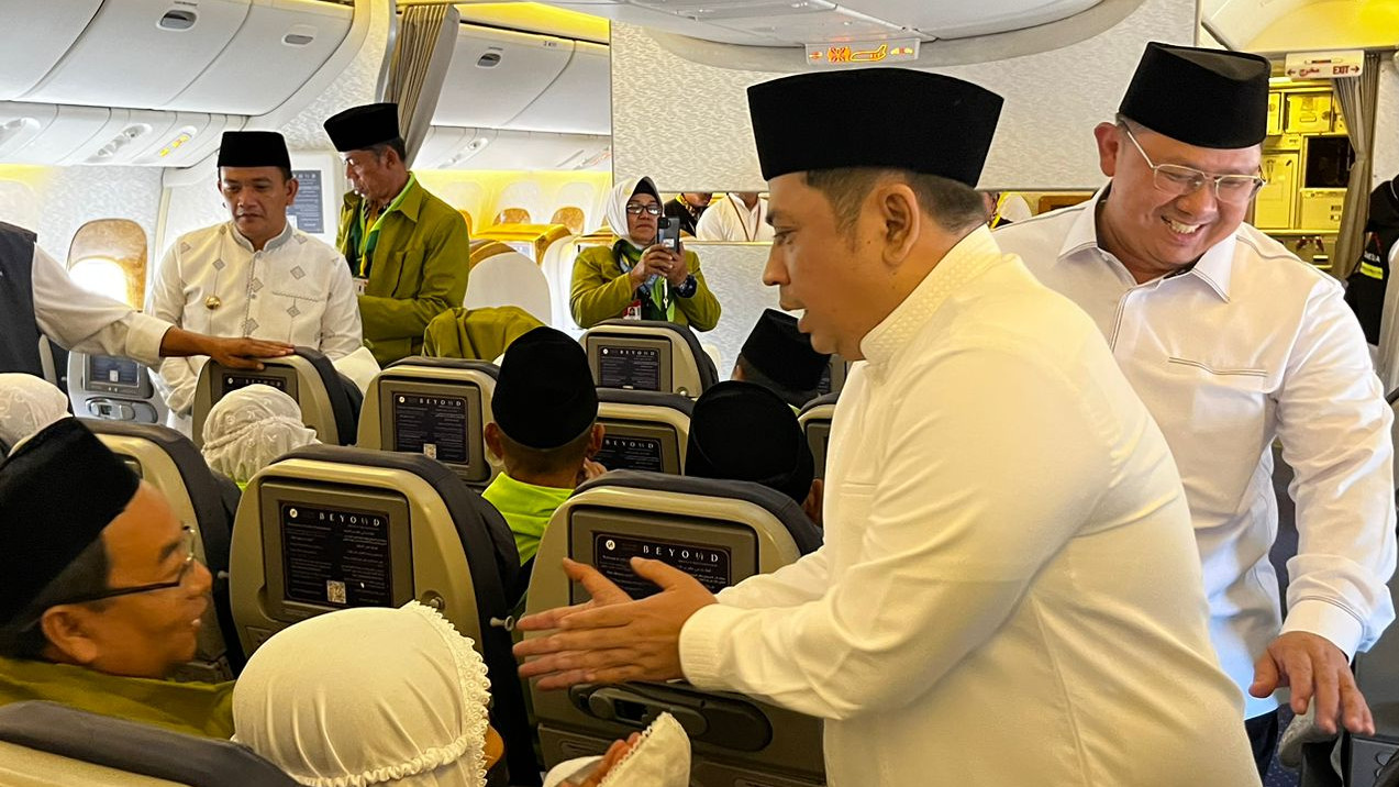 Sekjen Kemenag RI Muhammad Ali Ramdhani menyapa dan melepas jemaah haji Kloter 1 di Bandara Kertajati, Majalengka