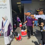 Petugas menyambut Jemaah Haji JGK-01 tiba di Bandara AMMA Madinah