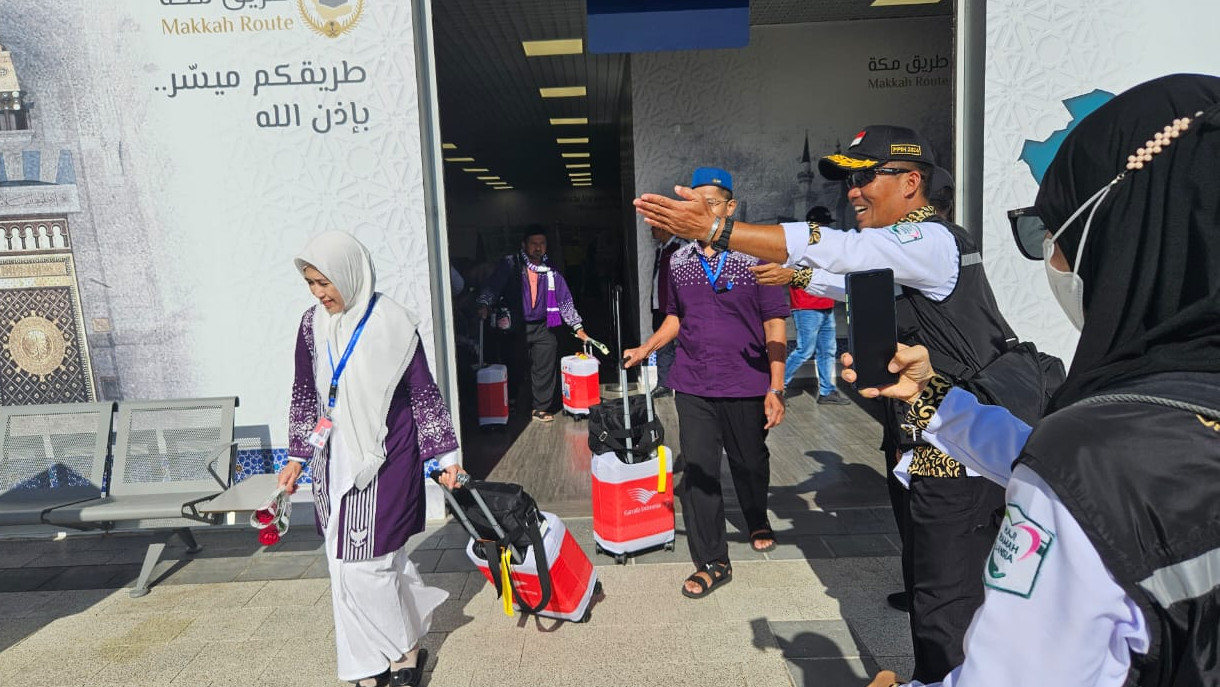 Petugas menyambut Jemaah Haji JGK-01 tiba di Bandara AMMA Madinah