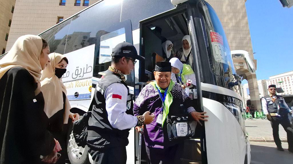 Jemaah Haji turun bus setibanya di hotel