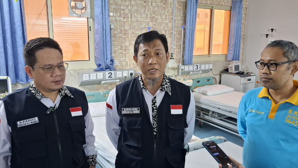 Kepala KKHI Madinah, dr. Karmijono (tengah) bersama Kasi Kesehatan PPIH Arab Saudi dr. Firdaus