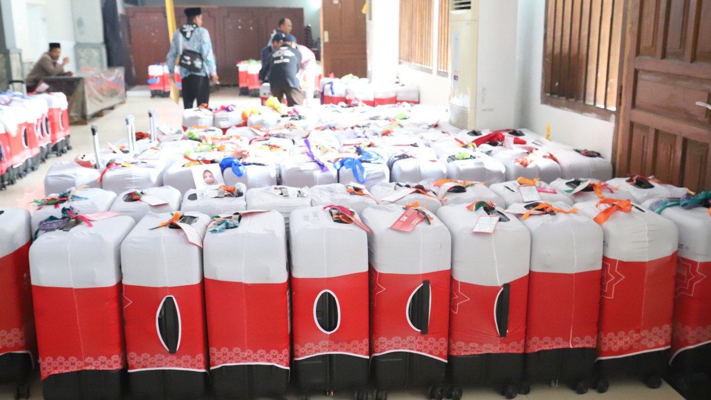 Petugas memeriksa koper jemaah haji di Asrama Haji Batam, Kepulauan Riau