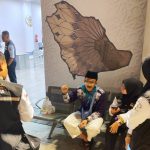 Bagas bersama petugas haji Indonesia.
