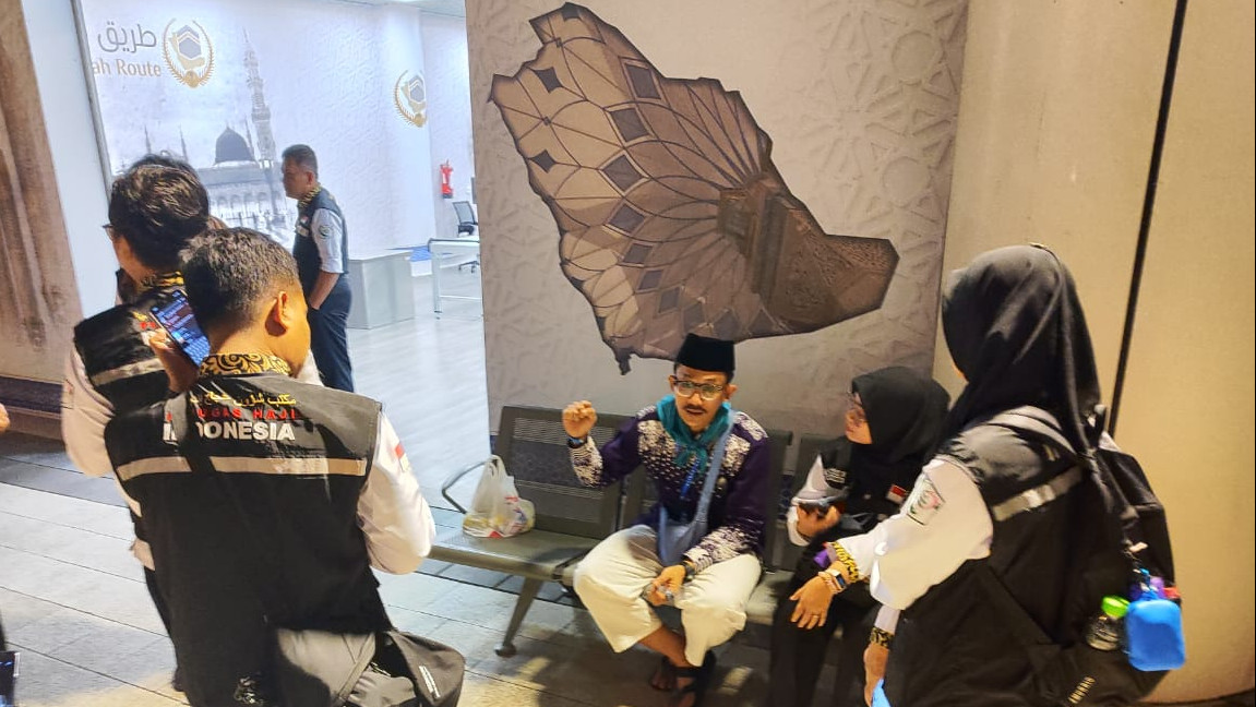 Bagas bersama petugas haji Indonesia.