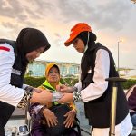 Petugas kesehatan memberikan layanan di pintu kedatangan Bandara Madinah.