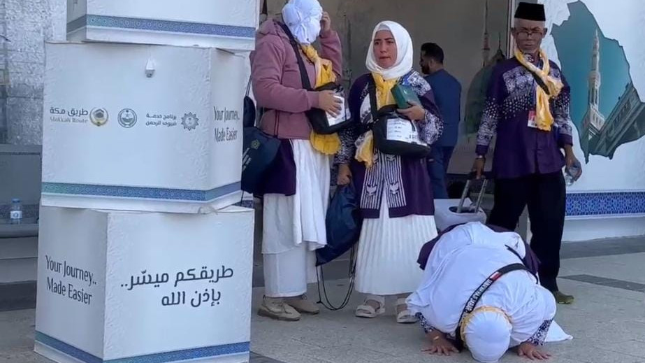 Bu Yayah, sujud syukur setibanya di Bandara Madinah.