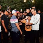 Presiden Joko Widodo memilih menghabiskan waktu bersama ribuan warga, pedagang, dan wisatawan di Jalan Malioboro, Kota Yogyakarta, pada Sabtu malam, 25 Mei 2024. Foto: BPMI Setpres/Vico
