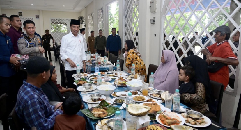 Presiden Joko Widodo mengajak beberapa warga untuk makan siang bersama di sebuah rumah makan yang terletak di sebelah Masjid Abdullah bin Abbas di Kabupaten Kampar, Provinsi Riau, pada Jumat, 31 Mei 2024.