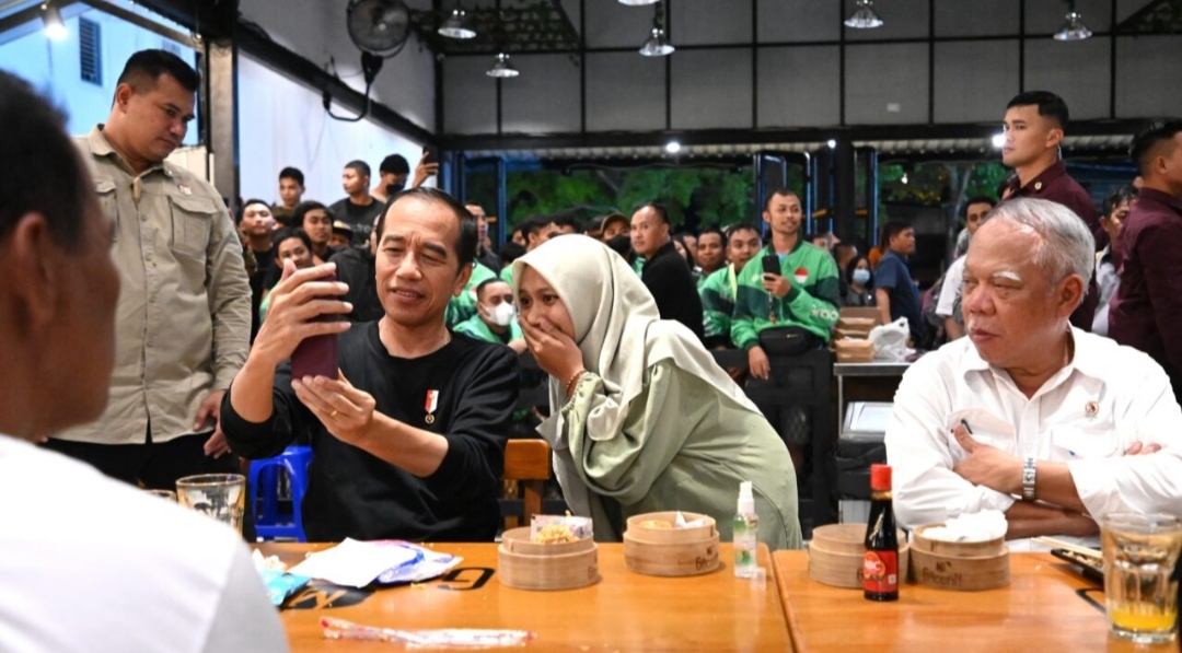 Presiden Joko Widodo menyempatkan diri untuk menikmati santap malam di salah satu warung mi di Kota Mataram.