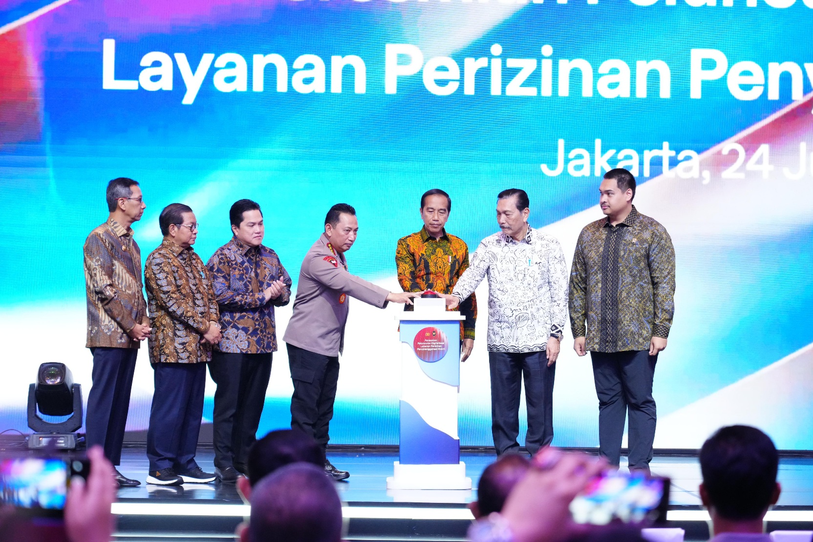 Menpora Dito Dampingi Presiden Jokowi Resmikan Peluncuran Digitalisasi Layanan Perizinan Penyelenggaraan Event.