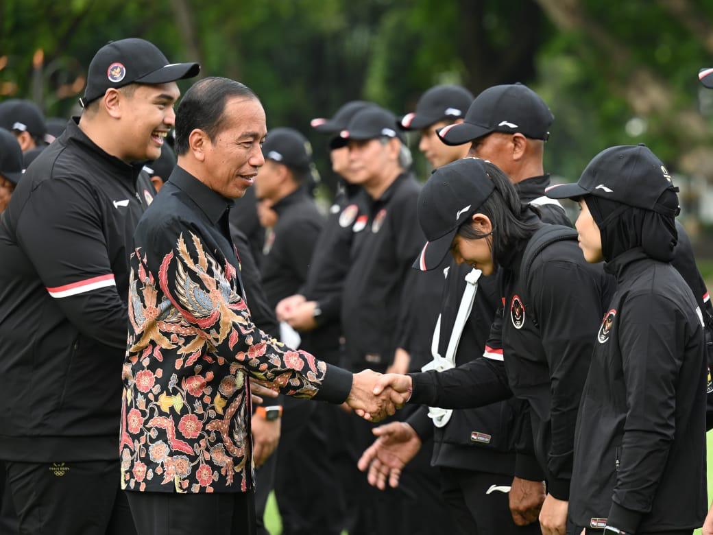 Menpora Dito Dampingi Presiden Jokowi Lepas Kontingen Indonesia ke Olimpiade 2024 Paris di Istana Merdeka.