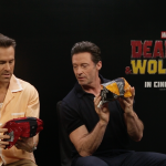 Aktris Caitlin Halderman Berikan Hadiah Spesial dari Indonesia untuk Ryan Reynolds dan Hugh Jackman.