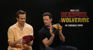 Aktris Caitlin Halderman Berikan Hadiah Spesial dari Indonesia untuk Ryan Reynolds dan Hugh Jackman.