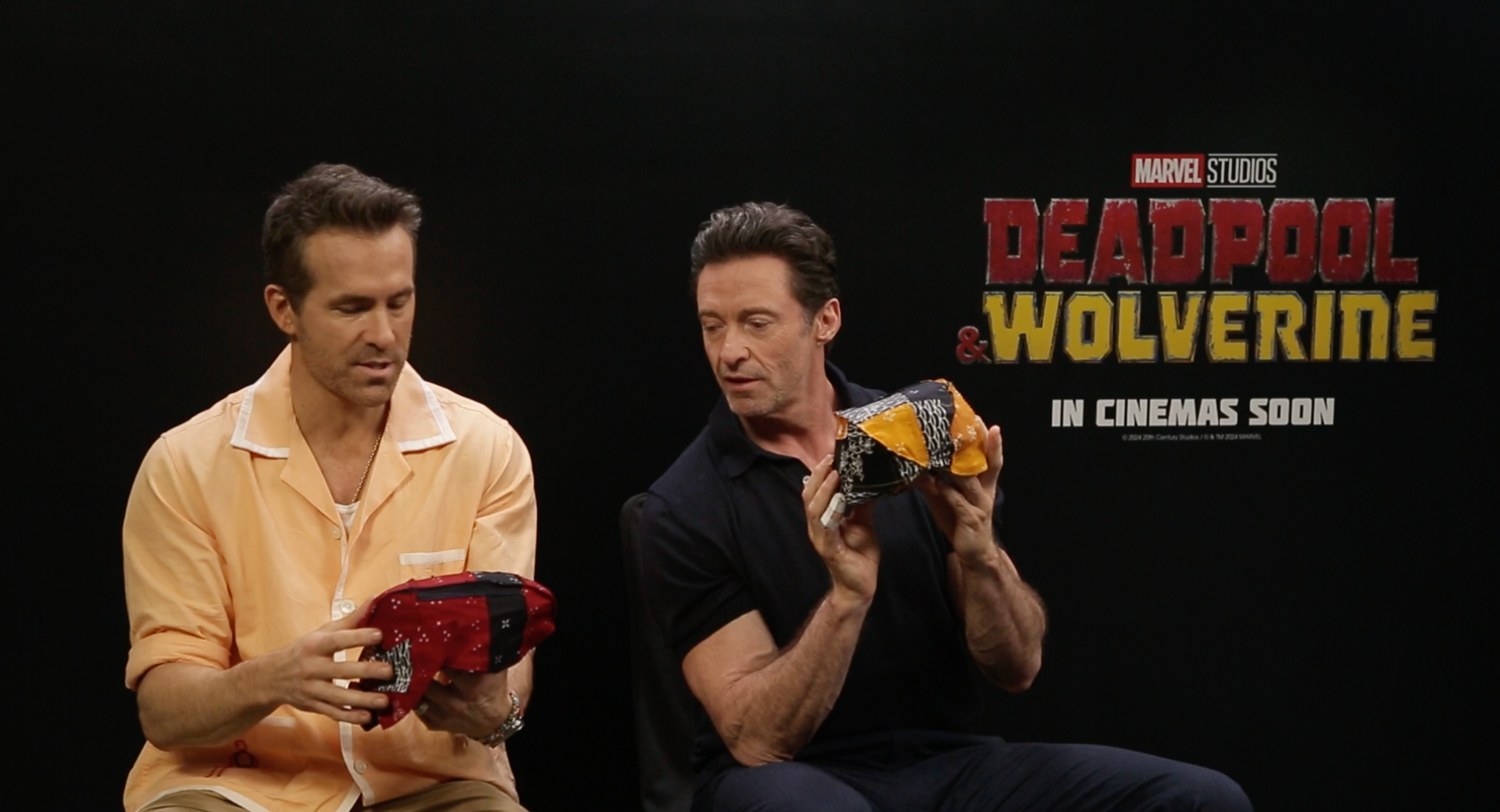 Aktris Caitlin Halderman Berikan Hadiah Spesial dari Indonesia untuk Ryan Reynolds dan Hugh Jackman.