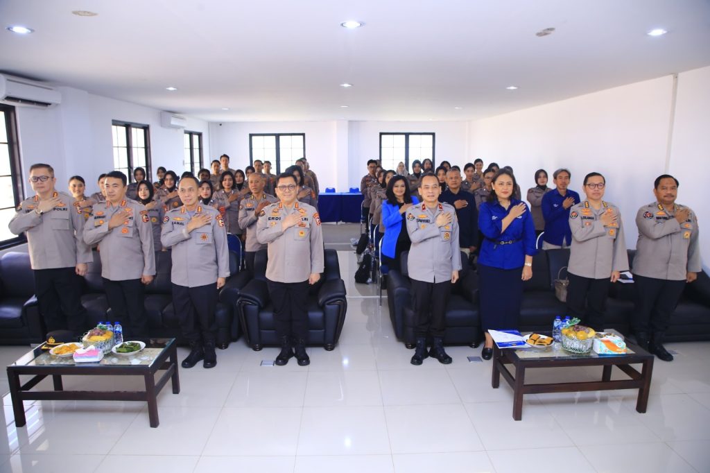 Tingkatkan Kemampuan Komunikasi Publik, Personel Humas Polri Dilatih Jadi Presenter.