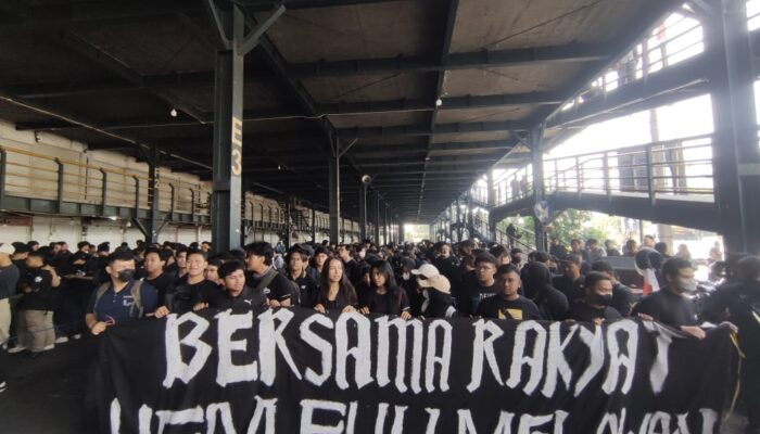 Demo Revisi UU Pilkada di Jogja: Teatrikal Telur Busuk untuk Jokowi