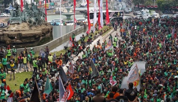 Ojol Demo karena Penghasilan Rendah: Lebih Mahal Tarif WC Umum