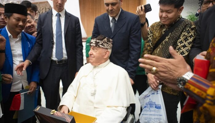 Paus Fransiskus Mengenakan Udeng Khas Osing Banyuwangi