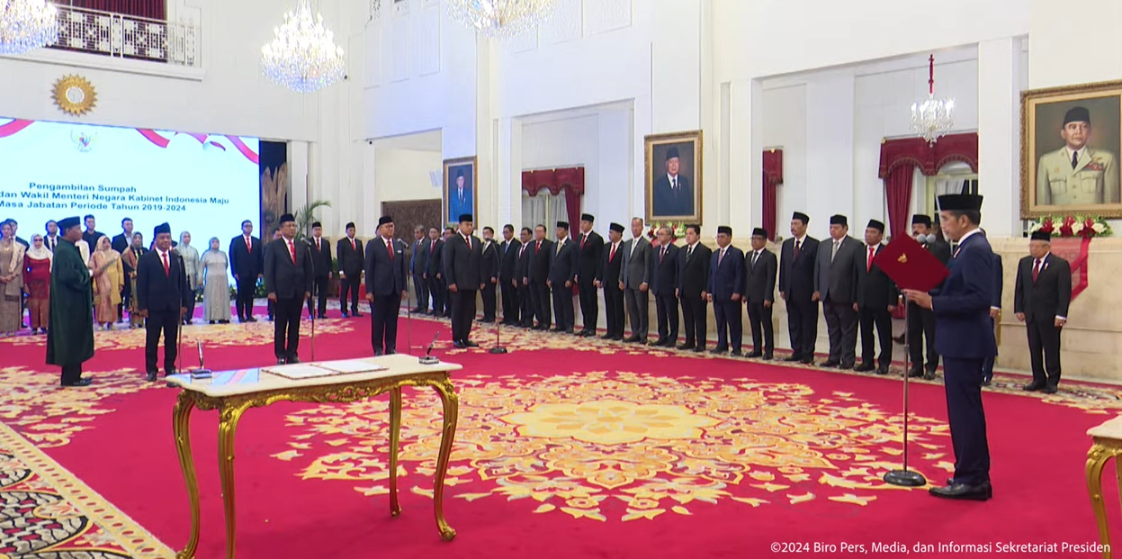 Presiden RI Joko Widodo (Jokowi) melantik tiga menteri negara dan satu wakil menteri negara Kabinet Indonesia Maju dalam sisa masa jabatan periode tahun 2019-2024, di Istana Negara, Jakarta, Senin (19/08/2024) pagi.