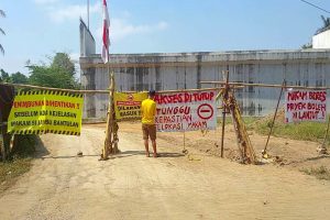 Ratusan Makam Terdampak Tol Jogja-Bawen, Warga Blokade Jalan