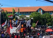 Ribuan Massa Aksi Revisi UU Pilkada di Surabaya: Kita Dibelenggu Rezim Dzolim